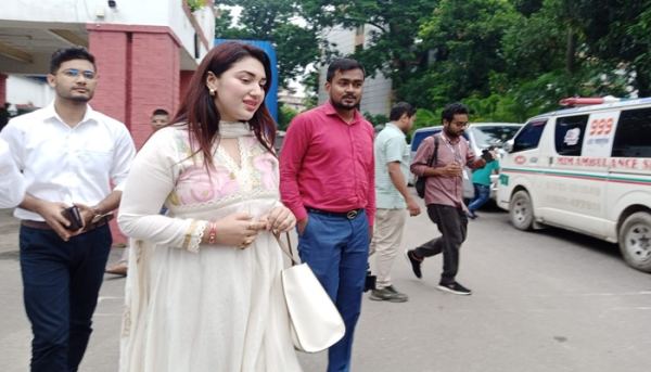ডিবি কার্যালয়ে অপু বিশ্বাস