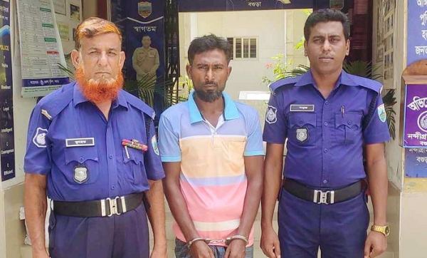 বাড়িতে বসেই মাদকের কারবার করতো রেজাউল