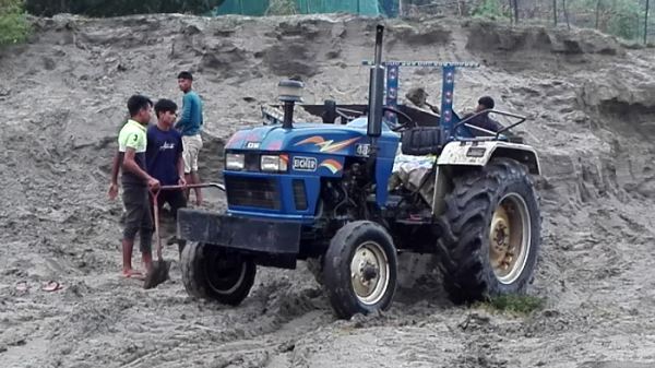 সিন্ডিকেটের কব্জায় ডালিয়া পাউবোর বালু, প্রশাসন নিরব