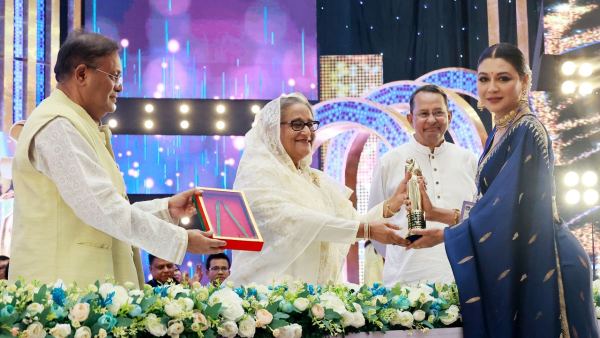 চলচ্চিত্র পুরস্কার তুলে দিলেন প্রধানমন্ত্রী
