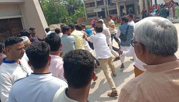 উজিরপুরে এমপির সামনে আওয়ামী লীগের দু’গ্রুপের মারামারি!