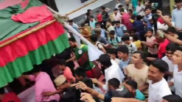 মঞ্চ ভেঙে পড়ে গেলেন ব্যারিস্টার সুমন