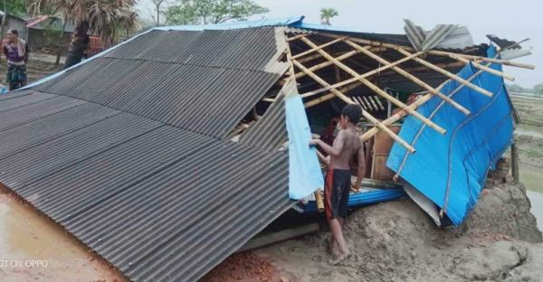 মুন্সিগঞ্জে হঠাৎ শিলাবৃষ্টি, ঘরবাড়ি বিধ্বস্ত