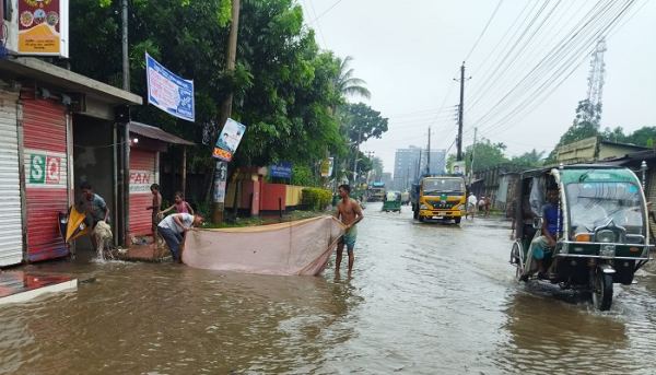 টানা বৃষ্টিতে পানির নিচে কিশোরগঞ্জ, ট্রেন চলাচল বন্ধ