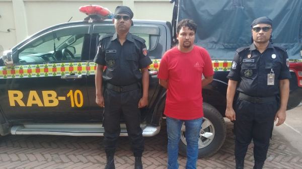 সেপটিক ট্যাংকে গৃহবধূর পচা-গলা লাশ, স্বামী আটক