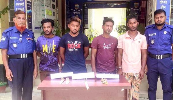 নন্দীগ্রামে ডাকাতির প্রস্তুতিকালে দেশীয় অস্ত্রসহ আটক ৪