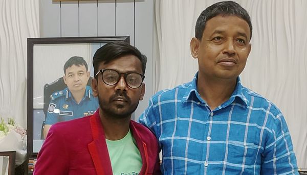 ডিবি কার্যালয়ে হিরো আলম