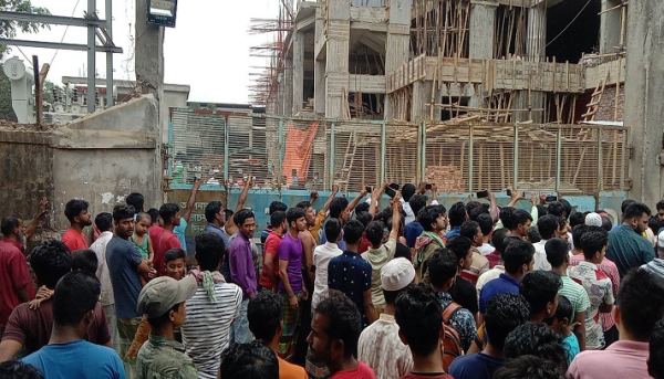 শ্রীপুরে ছাদে রড তোলার সময় বিদ্যুৎস্পৃষ্টে ৩ শ্রমিকের মৃত্যু