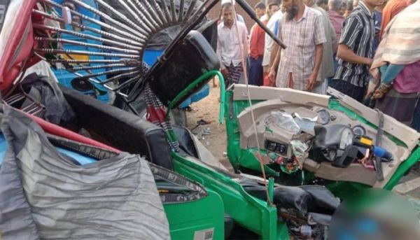 নন্দীগ্রামে পিকআপ-অটোরিকশা সংঘর্ষে প্রাণ গেল ৩ জনের