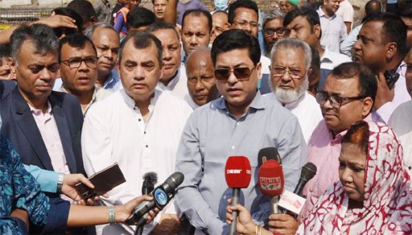 অবৈধ রিকশা বন্ধের হুঁশিয়ারি তাপসের