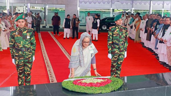 ৬ দফা দিবসে বঙ্গবন্ধুর প্রতিকৃতিতে প্রধানমন্ত্রীর শ্রদ্ধা