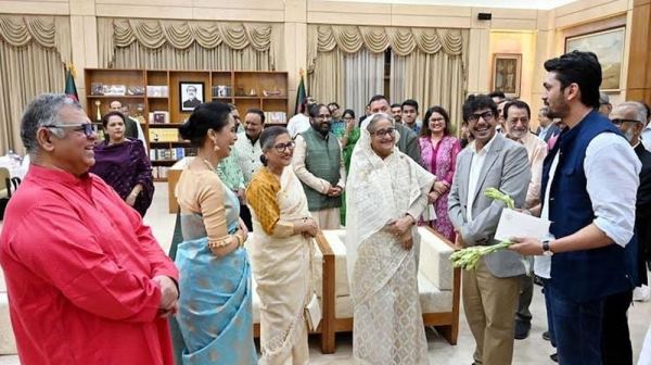 'মুজিব' চলচ্চিত্রের কলাকুশলীদের সঙ্গে প্রধানমন্ত্রীর নৈশভোজ