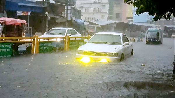 রেকর্ড বৃষ্টিপাত, পানিতে ভাসছে রাজশাহী