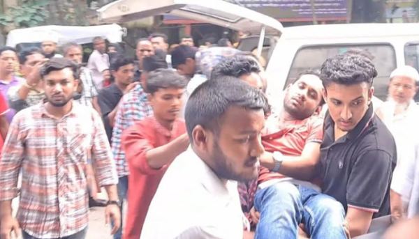 কিশোরগঞ্জে সাদ্দাম-ইনানকে ফুল দেওয়া নিয়ে ছাত্রলীগের হাতাহাতি