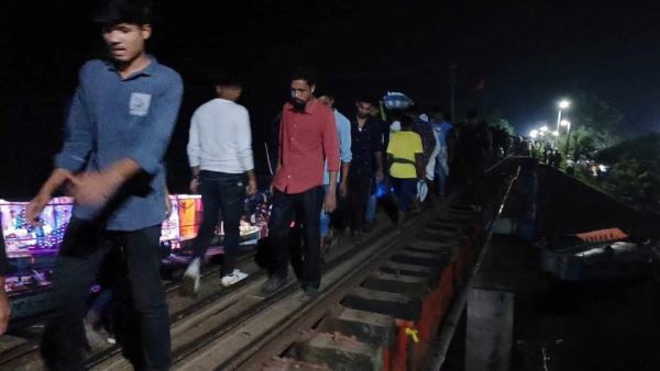 আখাউড়ায় চলন্ত ট্রেন দেখে লাফিয়ে নদীতে; নিহত ৩