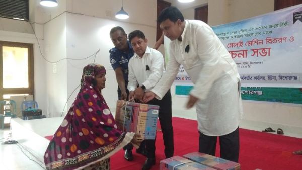 ইটনায় সেলাই মেশিন ও ট্যাব বিতরণ