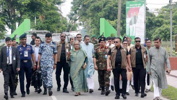 প্রটোকল ভেঙে হেঁটে নেতাকর্মীদের ঈদ শুভেচ্ছা জানালেন প্রধানমন্ত্রী