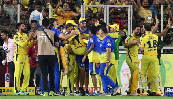 শ্বাসরুদ্ধকর ফাইনালে গুজরাটকে হারিয়ে চ্যাম্পিয়ন ধোনির চেন্নাই