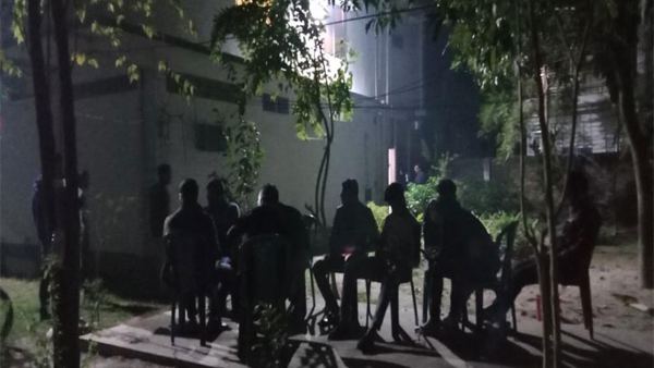সাকিব আল হাসানের বাড়ির সামনে পুলিশি পাহারা