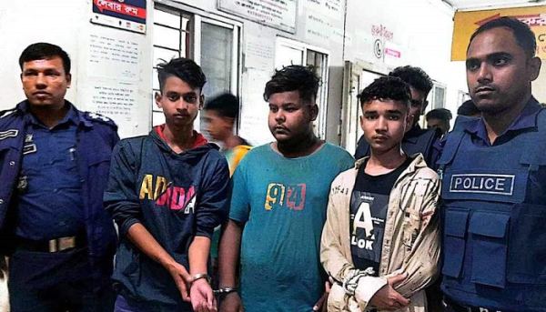 দুলাভাইকে ছুরিকাঘাত করলো শ্যালকসহ তিন বন্ধু, জনতার হাতে আটক