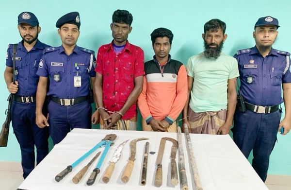 মিঠামইনে ডাকাতির প্রস্তুতিকালে দেশীয় অস্ত্রসহ তিন ডাকাত গ্রেফতার