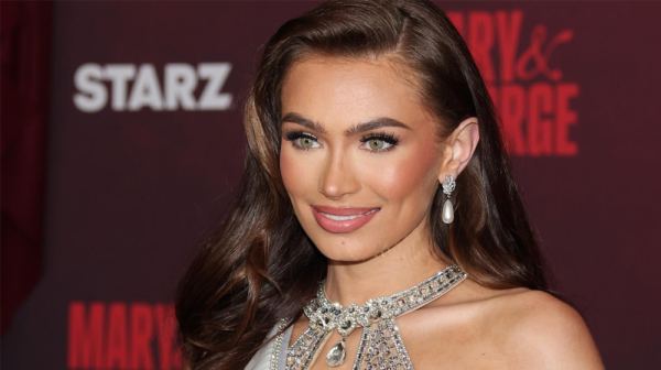 মিস ইউএস ফিরিয়ে দিলেন সেরা সুন্দরীর মুকুট
