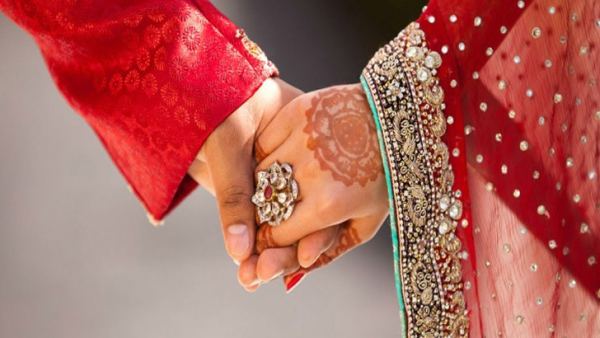 বিয়েতে কোনো উপহার না নিয়ে প্রশংসায় ভাসছে কনে পক্ষ