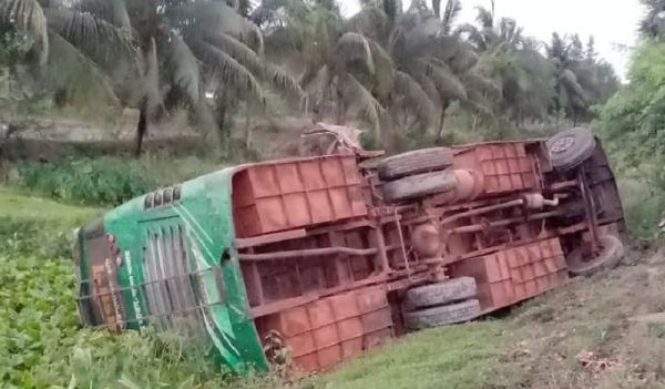 আমতলীতে নিয়ন্ত্রণ হারিয়ে যাত্রীবাহী বাস খাদে, আহত ১৫