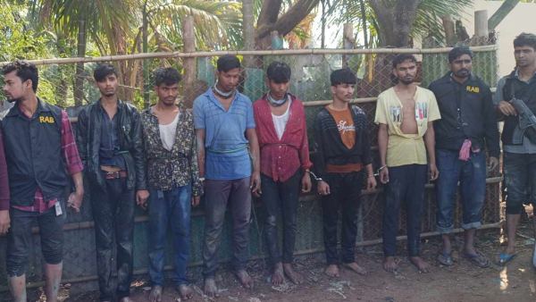 কক্সবাজারে অস্ত্রসহ ৬ জলদস্যু গ্রেপ্তার