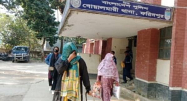 পর্ণোগ্রাফি চক্রের খপ্পরে পরে বারো লাখ টাকা খোয়ালেন প্রবাসীর স্ত্রী, আটক ২