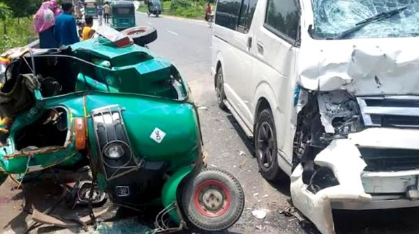 সিরাজগঞ্জে মাইক্রোবাস-অটোরিকশার মুখোমুখি সংঘর্ষে নিহত ৫