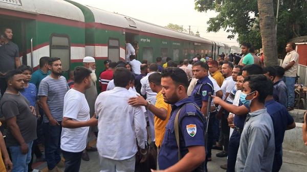 সান্তাহার স্টেশনে টিকিট চাওয়ায় টিটিই ও গার্ডকে মারপিটে আহত ৫