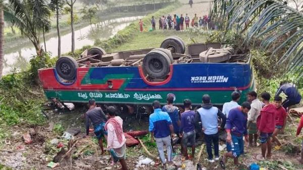 পাকুন্দিয়ায় যাত্রীবাহী বাস নিয়ন্ত্রণ হারিয়ে খাদে
