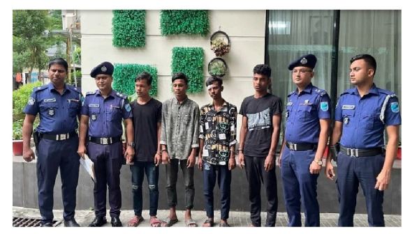 বন্ধুর গলা কেটে অটোরিকশা ছিনতাই, কিশোর গ্যাংয়ের ৪ সদস্য গ্রেপ্তার