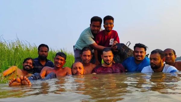 বন্ধুদের নিয়ে নদীতে মাশরাফি, এ যেন সেই কৈশোরের কৌশিক