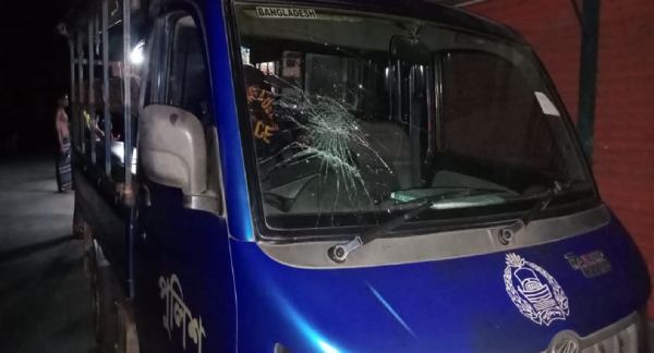 সালথায় দু'গ্রুপের সংঘর্ষ: পুলিশের গাড়ি ভাংচুর, আহত ৬