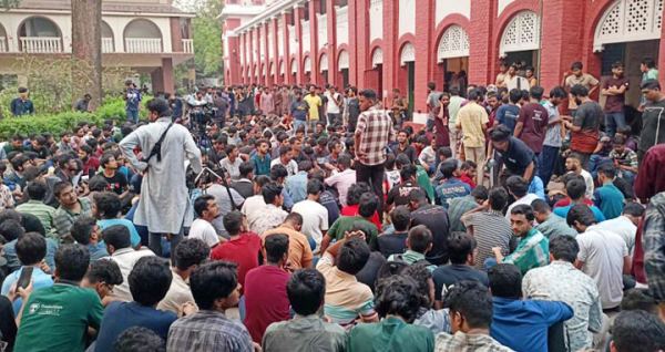ছাত্র রাজনীতি ইস্যুতে ফের উত্তাল বুয়েট, শিক্ষার্থীদের ৬ দাবি