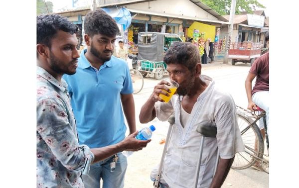 গরমে ঠান্ডা পানি-শরবত নিয়ে সাধারণ মানুষের পাশে এক ঝাঁক স্বেচ্ছাসেবী