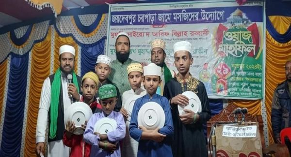 টানা ৪০ দিন জামাতে নামাজ পড়ে পুরস্কার পেল ১৪ শিশু