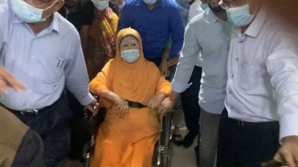হাসপাতাল থেকে বাসায় ফিরলেন খালেদা জিয়া