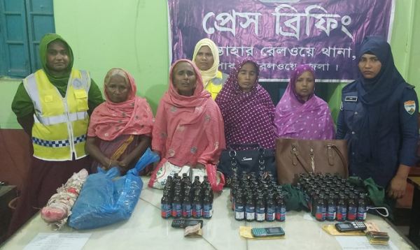 যাত্রীবেশে মা-মেয়েসহ ট্রেনে মাদক পাচার করতো ৪ নারী, পুলিশের হাতে গ্রেফতার