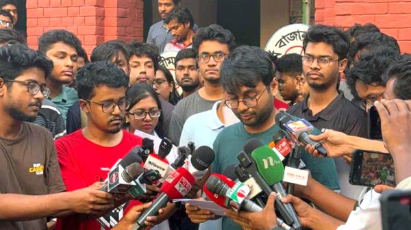 উত্তাল বুয়েট : রাজনীতিমুক্ত ক্যাম্পাসের দাবিতে পরীক্ষা বর্জন