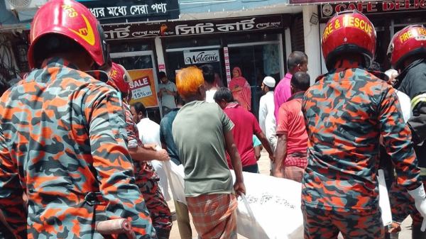 দিনাজপুরে ট্রাকচাপায় মা-ছেলে নিহত