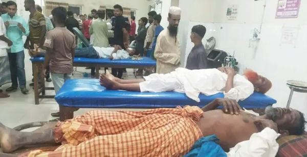 আমতলীতে সড়ক দুর্ঘটনায় কনে পক্ষের যাত্রীসহ ১৫ জন আহত
