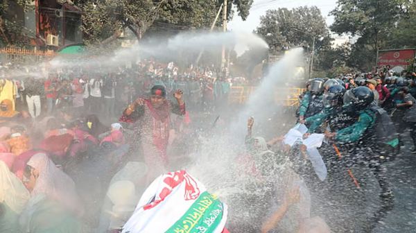 সচিবালয়মুখী প্রাথমিকে নিয়োগপ্রত্যাশীদের পুলিশের বাধা, জলকামান