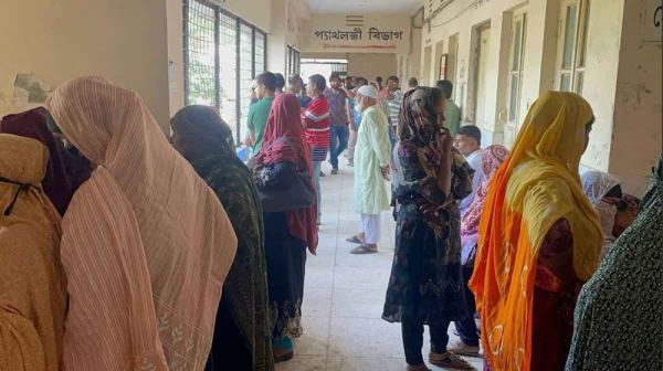 ঈশ্বরদীতে কাভার্ড ভ্যানের ধাক্কায় মা-মেয়েসহ নিহত ৩