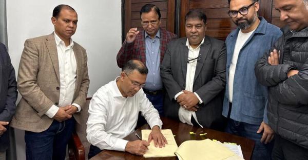 ঢাকা-১৭ ও বগুড়া-৬ আসনের মনোনয়নপত্রে সই করলেন তারেক রহমান