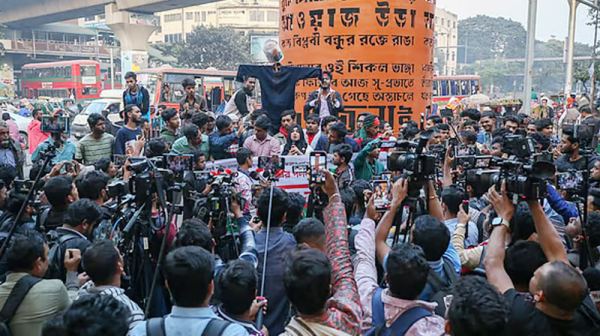 রাতের মধ্যে স্বরাষ্ট্র উপদেষ্টা পদত্যাগ না করলে যমুনার সামনে অবস্থানের হুঁশিয়ারি