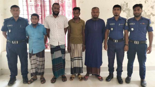 আমতলীতে চার ডাকাত গ্রেপ্তার