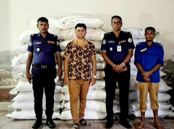 আমতলীতে নারী ইউপি সদস্যের ঘর থেকে ৬৪ বস্তা অবৈধ সার জব্দ